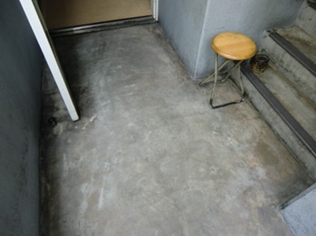 コンクリート床　油汚れ清掃後