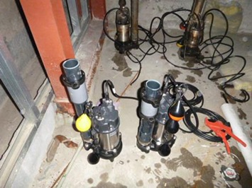 排水ポンプ工事　湧水槽　排水ポンプ更新工事中